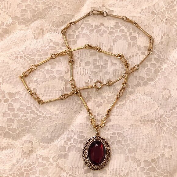 Vintage Red Crystal Oval Pendant Gold Plated Necklace VTG Timeless Jewelry - Picture 5 of 9
